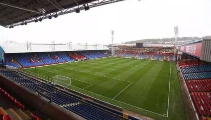 水晶宫定位球战术发威,塞尔赫斯特公园球场雨夜奏凯