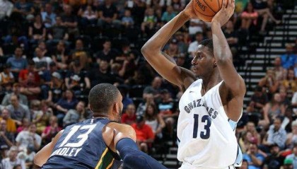 特雷杨超远压哨三分命中,老鹰一分优势险胜活塞