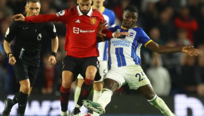 曼联争议红牌引热议,B费染红离场球队惨遭绝杀