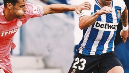 斯图加特年轻前锋把握单刀机会冷静施射打破僵局