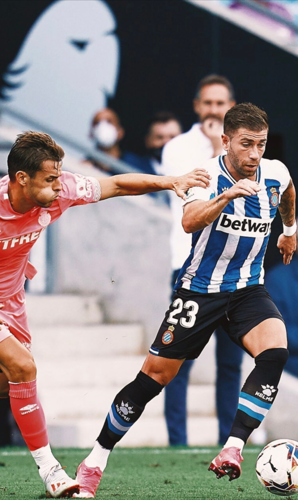 斯图加特年轻前锋把握单刀机会冷静施射打破僵局  斯图加特年轻前锋把握单刀机会冷静施射打破僵局