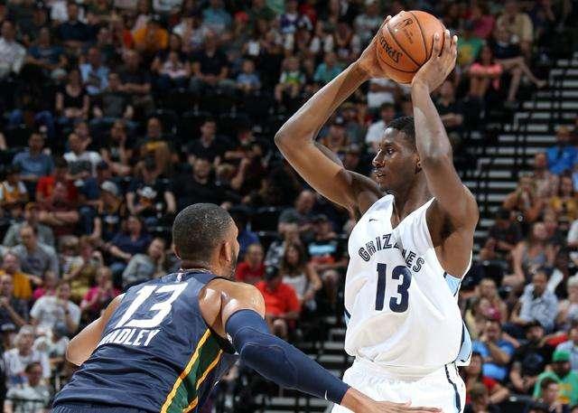 特雷杨超远压哨三分命中,老鹰一分优势险胜活塞  特雷杨超远压哨三分命中,老鹰一分优势险胜活塞